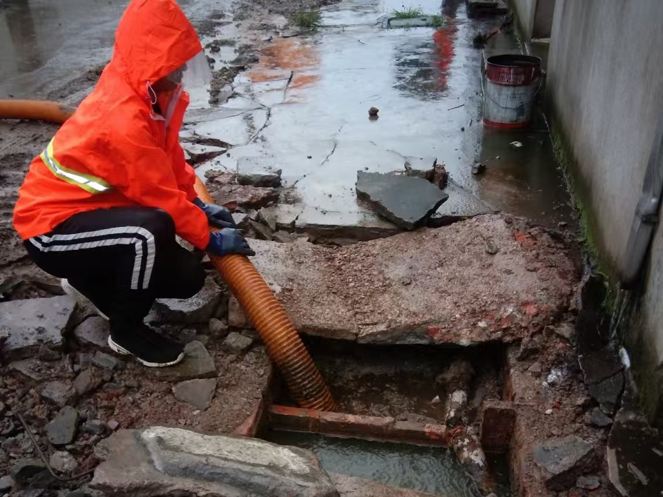 尼玛专业清理污水池 炜誉市政以规范流程守护城市 “肠道”