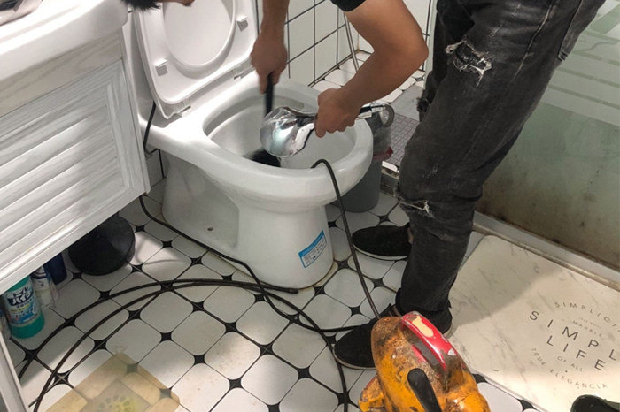尼玛马桶堵塞自己疏通还是找师傅？专业上门服务让你省时更省心