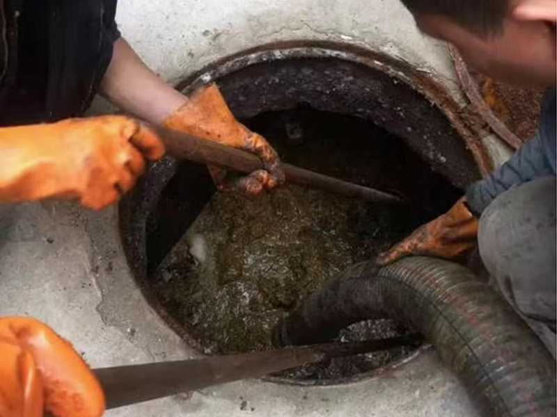 尼玛清理化粪池时如何避免沼气的危害？